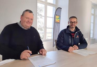 Xavier Bortolin, directeur du CFPPA du Paraclet, et Philippe Touchais, directeur innovations du Groupe Carré lors de la signature de convention entre les deux structures, le 10 novembre.