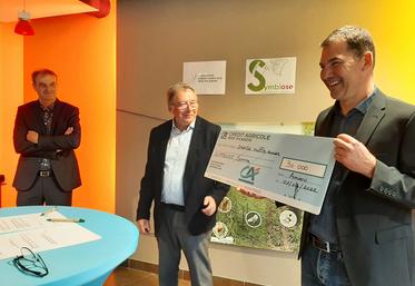 Bernard Mancaux, président de la caisse locale d’Amiens du Crédit agricole Brie Picardie, Philippe de Waal, président  de la Fondation Crédit agricole Brie Picardie et Simon Catteau, président de Symbiose Somme lors de la remise  d’une dotation bienvenue pour la création d’un rucher-école et d’un parcours de biodiversité. 