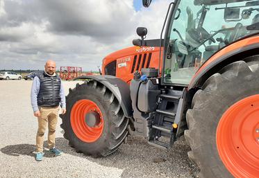 Édouard Guilbart diversifie (encore) les activités de son entreprise en devenant agent du concessionnaire Loxagri pour la marque Kubota. 
