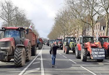 300 agriculteurs ont fait le siège du centre-ville d’Amiens, mardi 22 février,  pour montrer leur inquiétude face à un contexte économique tendu. 