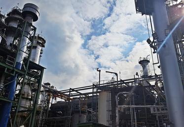 Au fur et à mesure que le conflit russo-ukrainien s’embrase et que les pays tiers affinent leurs positions sur d’éventuelles sanctions, les stocks de produits  pétroliers à travers le monde s’amenuisent. 