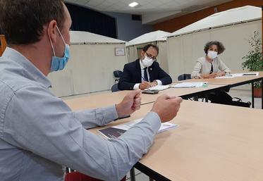 La rencontre entre le conseiller agricole de l’Élysée et la profession agricole samarienne à Poix-de-Picarde a duré un peu plus longtemps que l’heure prévue compte tenu d’un grand nombre de sujets abordés.