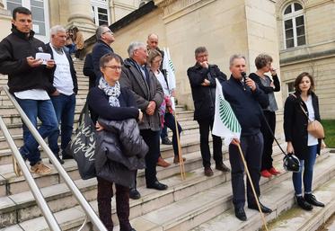 Les visages des agriculteurs venus assister à la vente étaient tendus avant le début de l’audience, le 15 mars. 