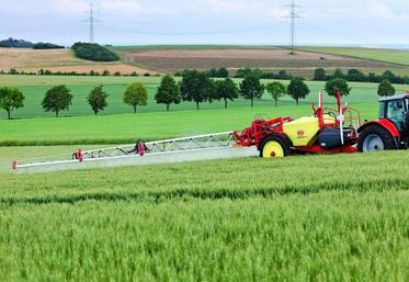 La vitesse d’avancement, la largeur de pulvérisation et le relief conditionnent le choix de suspension de rampe.