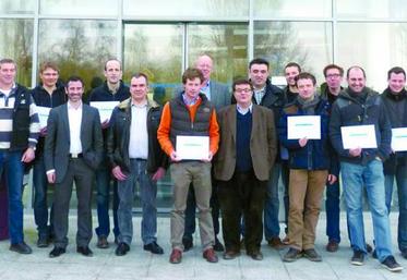 Les jeunes avec leur diplôme, en compagnie Jacques de Villeneuve, Jean-François Gaffet,  Pascal Goux et Benjamin Domingo (Coop de France), Benoît Van Colen et Céline Leeman-Broyer