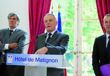 "Suspension mais pas suppression" a déclaré Marc Ayrault après la réunion sur l'écotaxe, le 29 octobre. 
Le Premier ministre est entouré de Stéphane Le Foll (gauche), ministre de l'Agriculture, et de Guillaume Garot, ministre délégué à l'Agroalimentaire