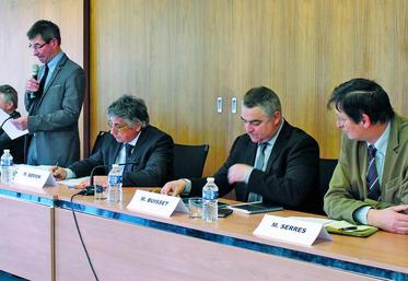 De gauche à droite : Philippe de Mester, préfet de la Somme, Daniel Roguet, président de la Chambre d’agriculture de la Somme, Laurent Saumon, président du Conseil départemental, Christophe Buisset, président de la Chambre d’agriculture Nord-Pas-de-Calais-Picardie et Jean-Michel Serres, conseiller régional.