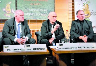 Éric Delacour (à gauche), aux côtés des représentants de McCain, Jean Bernou et Christian Van Der Heyden, directeur des approvisionnements.