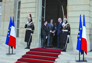 Le commissaire européen, Philippe Hogan, sur le perron de Matignon, avec le Premier ministre, Manuel Valls, et le ministre de l’Agriculture, Stéphane Le Foll.