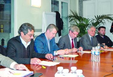 On reconnaît Jean-François Huet (E.Leclerc), Serge Papin (Système U), Emmanuel Zeller (Auchan), Gilles Bernard (Carrefour), Claude Risac (Casino), José Jaglin (JA), Thierry Roquefeuil (FNPL) . N’apparaît pas sur la photo : Christophe Bono (Intermarché) et Michel Biero (Lidl).