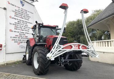 Ce tracteur aux allures de mante religieuse est en fait équipé du CropXplorer, un système à Led et à lampes infrarouges pour mesurer la teneur en azote des plantes en temps réel. 