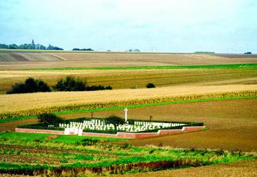Dans les régions marquées par le conflit, l'agriculteur ressent encore aujourd'hui ce lien entre les soldats morts au front et la terre qu’il cultive aujourd’hui.