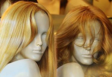 Les prothèses capillaires d’au moins 30 % de cheveux naturels ouvrent droit à remboursement de 250 € pour des tarifs plafonnés à 700 €.