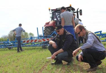 Plus d’une vingtaine d’agriculteurs ont assisté à la démonstration de désherbage mécanique.