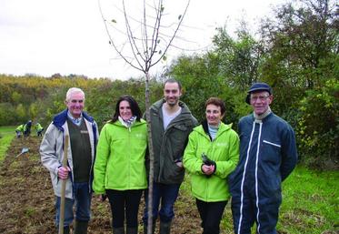 Simon Lenoir et sa famille pour inaugurer la plantation de son verger cidricole bio.