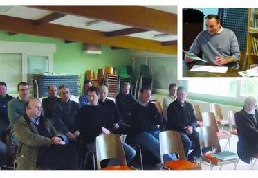 Les participants ont souligné le caractère parfois inadapté des nouvelles pratiques de fauche des accotements des routes. En haut Olivier Bouvet, président cantonal (à g.) et Daniel Roguet, président de la chambre d’agriculture.