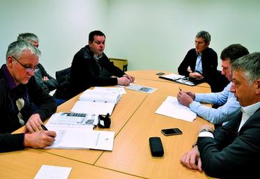 De g. à dr. : Joseph Leterme, secrétaire général de de la SDPL de l’Aisne, Dominique Dengreville, vice-président de l’UPL de la Somme, Olivier Thibaut, président de de l’UPLP de la Somme, Olivier Vermes, président de Lact’Union, Frédéric Hennart, vice-président de Lact’Union et Olivier Buiche, directeur de Lact’Union.