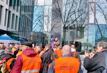 Près de deux cents personnes (planteurs, syndicats, salariés de Saint Louis Sucre et élus locaux) sont venus manifester devant le siège social de Südzucker, à Mannheim, mardi 12 mars.