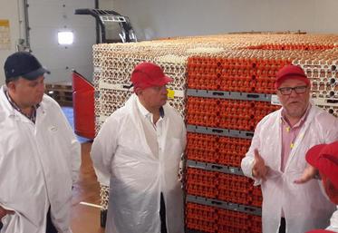 Pierre-Yves Deleau, directeur régional de Matines, faisait visiter le centre de conditionnement de Montdidier, le 7 juin, en présence de Jean-Claude Leclabart,  député de la Somme.