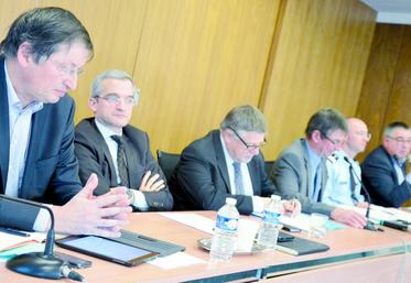 Les représentants du Conseil régional, de l’Etat, de la gendarmerie et de la Chambre d’agriculture des Hauts-de-France étaient présents pour la dernière session de l’année de la Chambre d’agriculture de la Somme.