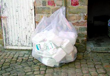 Les bidons vides ne doivent pas être mélangés avec les sacs 
et les boites.
