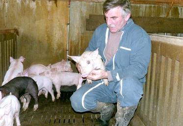 La porcherie de Régis Brunet a une autorisation de 495 places au total. 60 % des porcs sont vendus en circuit court.