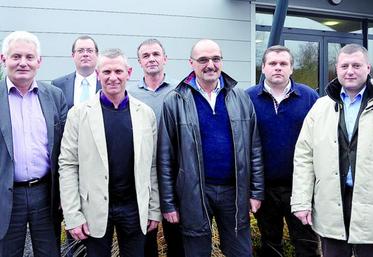 Rémy Loser (67), président d’Alsatabac et de la nouvelle coopérative, Olivier Riedinger, directeur, Pascal Socheleau (49), président de Nord et Loire Tabac, Jean-Marie Barbot (49), président de la caisse d’assurance CNL*, Bruno Paulus (67), président de la caisse d’assurance alsacienne, Guillaume Lefebvre (28) et Frédéric Legros (02), administrateurs.