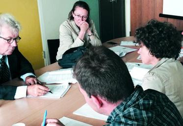 De gauche à droite : Jérôme Bignon, sénateur de la Somme, Patricia Poupart, membre de la Chambre d’agriculture, Simon Catteau, président de la commission environnement de la Fdsea, Françoise Crété, présidente de la Fdsea et Olivier Faict, président de la commission environnement de la Chambre d'agriculture.