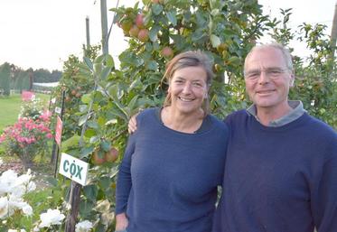 Delphine et Philippe Nicolaï gèrent les Vergers du Franc Picard, à Vron, avec cinq salariés permanents et une trentaine de saisonniers au moment de la cueillette.