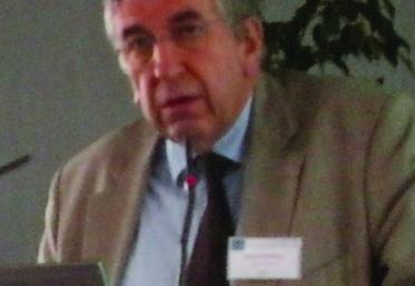 Benoît Mangenot, directeur général du Cniel : «le «Paquet lait» a donné aux interprofessions une réelle existence juridique au regard du droit communautaire. Nous avons désormais des droits mais aussi des devoirs. Ainsi nous devrons désormais notifier nos  accords et pratiques concertées qui ne doivent pas fausser le libre jeu de la concurrence». Des accords sur
le prix du lait sont donc désormais proscrits.