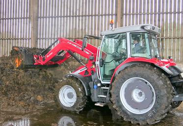 Le lestage des roues arrière à la manutention permet de rééquilibrer le tracteur sans générer de porte-à-faux.