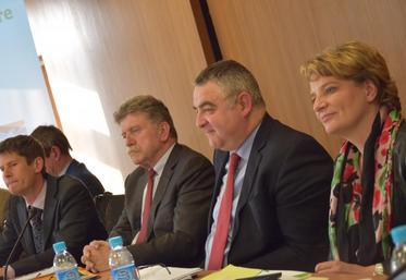 De g. à dr. : Luc Maurer, directeur de la Draaf, Michel Lalande, préfet de Région, Christophe Buisset, président de la Chambre régionale d’agriculture, et Marie-Sophie Lesne, vice-présidente de Région en charge de l’agriculture.