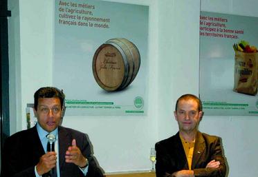 Xavier Beulin et Claude Cochonneau présentent la campagne de communication.