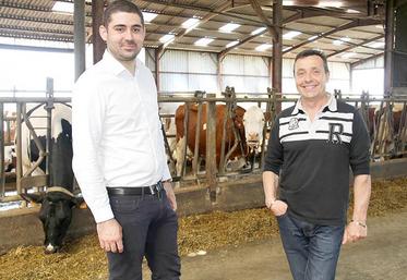 Alexis Scarlat, responsable développement chez Gestel (à gauche) et Jacky Baudot, technicien responsable en région Auvergne-Rhône-Alpes.