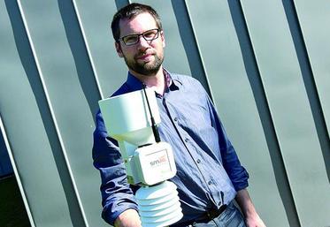 Mickaël Winkelsass : «Ces stations connectées sont en fait des sondes qui mesurent la pluviométrie, l’hygrométrie 
et les températures en continu sur la parcelle.»