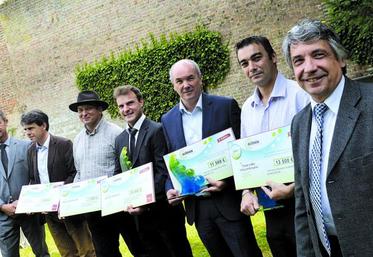 De g. à dr. : Emmanuel Maquet, vice-président en charge du développement économique au Conseil départemental de la Somme, Gilles de Poncins (4e lauréat), Reynald Thellier (prix Coup de coeur), Thomas Lecureux (1er lauréat), Philippe Peultier (3e lauréat), Sébastien Rubigny (2e lauréat), et Laurent Somon, président du Conseil départemental de la Somme.