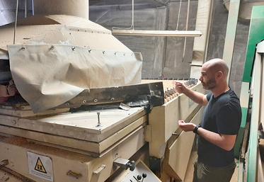 Autour de la table densimétrique, Jérôme Broquet s’assure de la qualité des futures semences qui seront traitées lors d’une étape suivante, avant l’ensachage. 