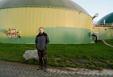 L’unité de méthanisation d’E’Caux Biogaz, mise en service en juin 2021, produit du biométhane à partir de différents types de déchets. Ce biométhane contribue à chauffer plusieurs milliers de logements. L’unité produit 250 Nm3 de CH4 par heure et traite 75 à 80 tonnes de déchets par jour. 