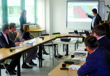 Nicole Klein (à gauche) à l'écoute des explications de Laurent Degenne sur les difficultés de réalisation du dossier Pac.