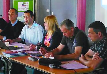 De gauche à droite : Stéphane Henocque, administrateur Aonp, Marc Dubiquet, président de l’Aonp, Bruno Leclercq, animateur de l’Aonp, Angélique Hachin, animatrice section bovine, Henri Ducrocq, vice-président du collège acheteur, Xavier Delavenne, responsable section bovine.
