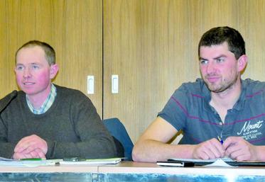 Bertrand Derly, président de Prim’Holstein 80 (à gauche) : «notre association a été au plus fort de son activité en 2014». Martin Lévêque, vice-président de Prim’Holstein 80 : «la force de notre association, c’est sa convivialité et son engouement pour les concours».