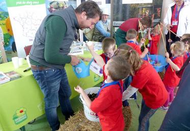 Les producteurs samariens se sont mobilisés pour répondre aux questions du public, surtout des enfants, à la Foire exposition de Picardie. Ici, Vincent Liénart, de la cueillette de Saint-Gratien, anime un atelier de plantation de fraisier.