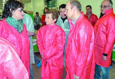 Nicole Klein, préfète de la Somme et de Région, visite le centre de conditionnement d'œufs de Matines.