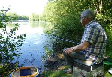 Pas moyen d’attraper le moindre gardon, ce mercredi, mais Guy apprécie le retour au bord de l’eau.