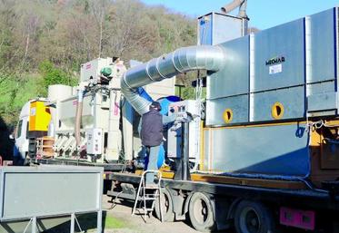 Le toasteur utilisé en Normandie est un toasteur Mecmar d’un rendement de 4 tonnes de graines grillées à l’heure, associé 
à un nettoyeur-trieur et complété par un groupe électrogène, l’ensemble transporté par camion remorque.