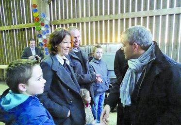 Nathalie et Bertrand Derly, accompagnés de leurs enfants ont pu échanger aisément avec Xavier Bertrand.