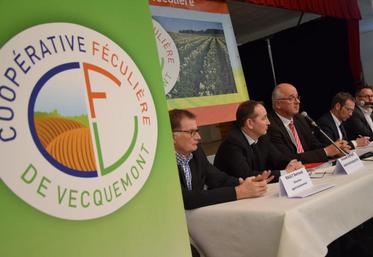 A la tribune : les représentants de l’usine Roquette entourant le président et le directeur de la coopérative.