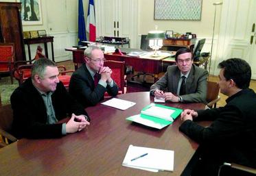 Christophe Buisset (à gauche) et Laurent Degenne (à droite) 
ont remis les pétitions au préfet Jean-François Cordet.