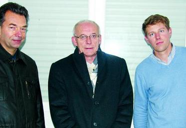 Philippe Leclercq, directeur commercial, Johann Loobuyck, directeur général du groupe Carré et Rémi Humez, responsable de la ferme pilote.