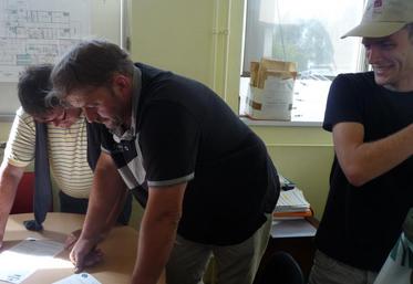 De gauche à droite : Denis Delattre, secrétaire général de la Fdsea de la Somme, Christophe d’Halescourt, président du canton de Poix-de-Picardie consultent méticuleusement les factures de l’établissement et les «fiches produit», avec, à leurs côtés, une délégation des JA de la Somme.